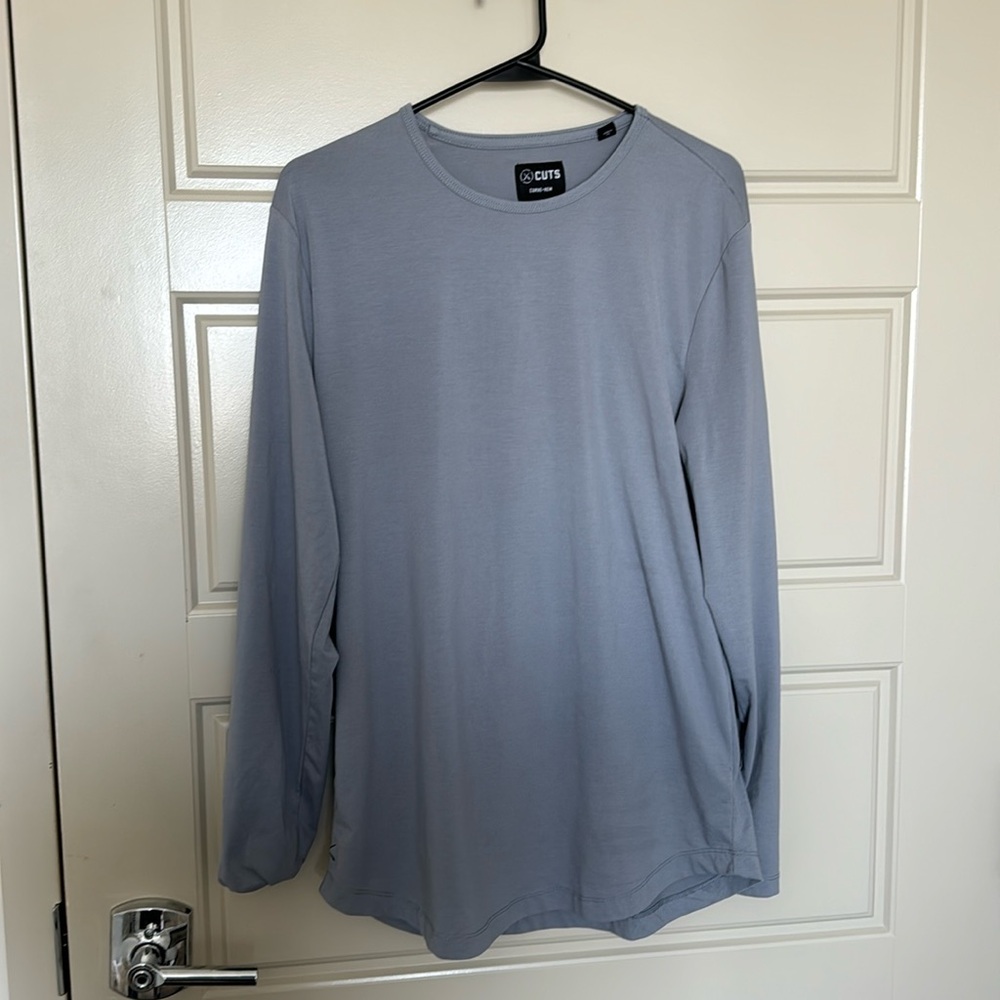 Cuts Clothing Medium Curve-Hem Gray Long Sleeve Tee Excellent Condition.